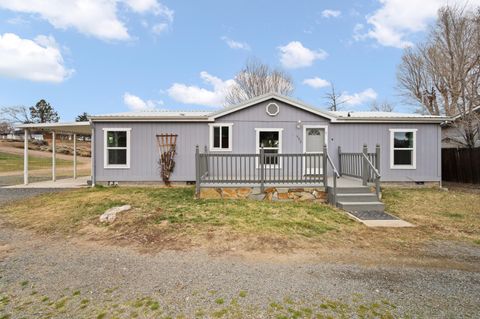 Photo of 682 SE 10th Street, Madras, OR 97741 (MLS # 220214314)