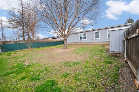 Tiny photo for 682 SE 10th Street, Madras, OR 97741 (MLS # 220214314)