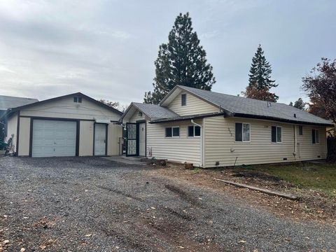Photo of 522 Van Ness Avenue, Klamath Falls, OR 97601 (MLS # 220213848)