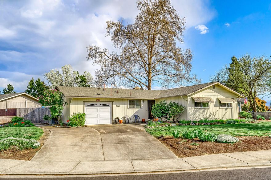 A charming three-bedroom, two full bath home in White City. It is located on a large corner lot, fully
fenced with room for RV parking. The living room has a beautiful open beam vaulted ceiling, there is
new flooring in the kitchen, granite counters and travertine backsplash. The home is single level and
there are vinyl and thermo pane windows throughout. There is a concrete patio off the kitchen, perfect for entertaining and BBQ's. The backyard is a gardener's paradise, with views of Roxy Ann, and there are beautiful perennial plantings in the front and back yards. A true gem!