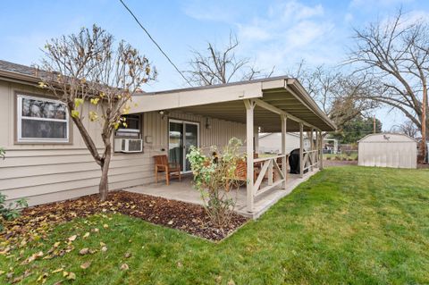 Tiny photo for 2009 Grandview Avenue, Medford, OR 97504 (MLS # 220212822)