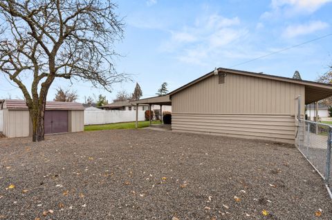 Tiny photo for 2009 Grandview Avenue, Medford, OR 97504 (MLS # 220212822)