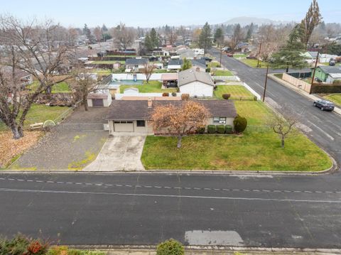 Tiny photo for 2009 Grandview Avenue, Medford, OR 97504 (MLS # 220212822)