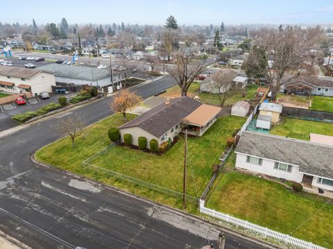 Tiny photo for 2009 Grandview Avenue, Medford, OR 97504 (MLS # 220212822)
