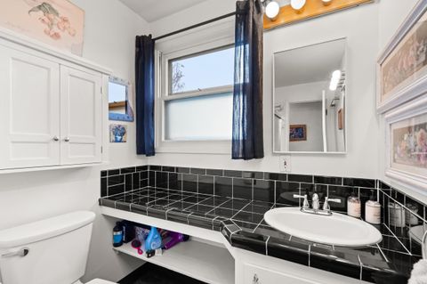 Tiny photo for 2009 Grandview Avenue, Medford, OR 97504 (MLS # 220212822)