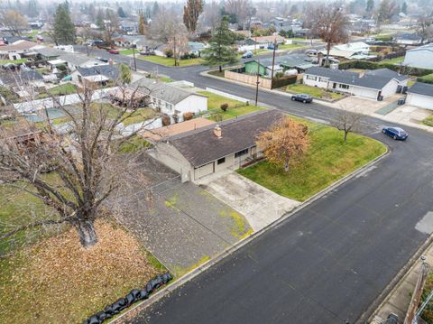 Tiny photo for 2009 Grandview Avenue, Medford, OR 97504 (MLS # 220212822)