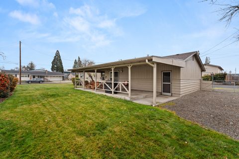 Tiny photo for 2009 Grandview Avenue, Medford, OR 97504 (MLS # 220212822)