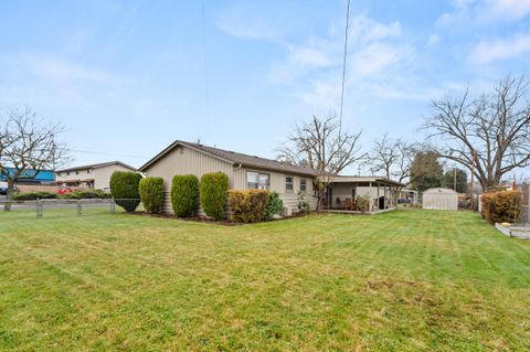 Tiny photo for 2009 Grandview Avenue, Medford, OR 97504 (MLS # 220212822)