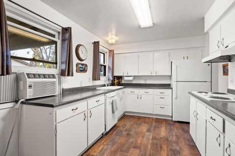 Tiny photo for 2009 Grandview Avenue, Medford, OR 97504 (MLS # 220212822)