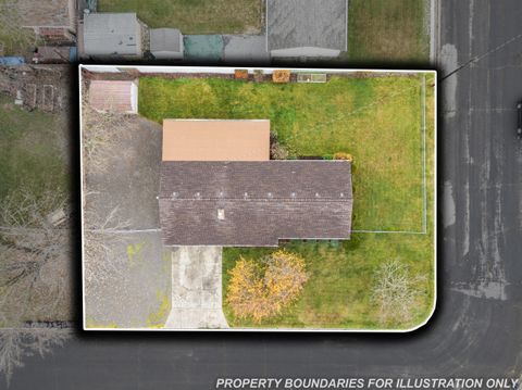 Tiny photo for 2009 Grandview Avenue, Medford, OR 97504 (MLS # 220212822)