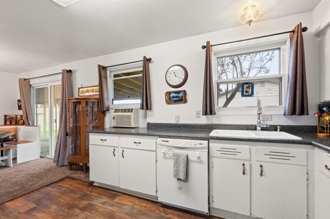 Tiny photo for 2009 Grandview Avenue, Medford, OR 97504 (MLS # 220212822)