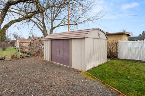 Tiny photo for 2009 Grandview Avenue, Medford, OR 97504 (MLS # 220212822)