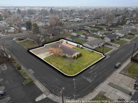 Tiny photo for 2009 Grandview Avenue, Medford, OR 97504 (MLS # 220212822)