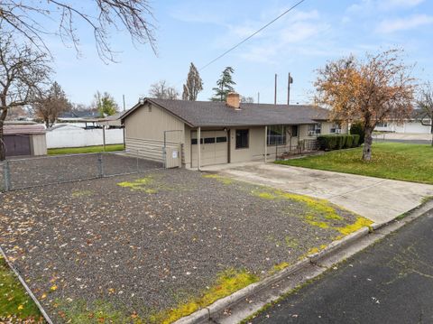 Tiny photo for 2009 Grandview Avenue, Medford, OR 97504 (MLS # 220212822)