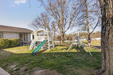 Tiny photo for 3320 N Foothill Road, Medford, OR 97504 (MLS # 220215142)