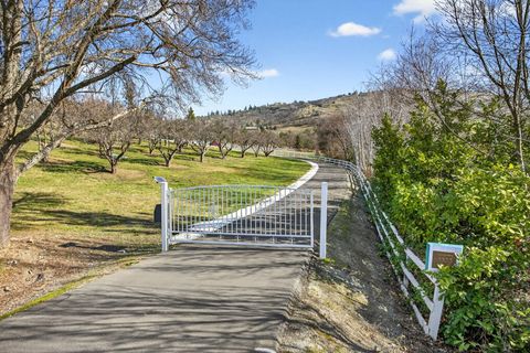 Tiny photo for 3320 N Foothill Road, Medford, OR 97504 (MLS # 220215142)