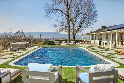 Tiny photo for 3320 N Foothill Road, Medford, OR 97504 (MLS # 220215142)