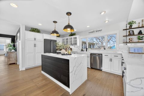 Tiny photo for 3320 N Foothill Road, Medford, OR 97504 (MLS # 220215142)