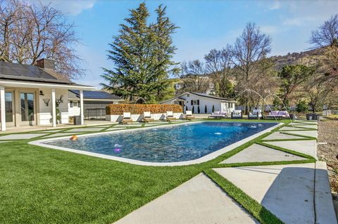 Tiny photo for 3320 N Foothill Road, Medford, OR 97504 (MLS # 220215142)