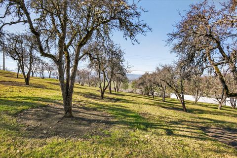 Tiny photo for 3320 N Foothill Road, Medford, OR 97504 (MLS # 220215142)