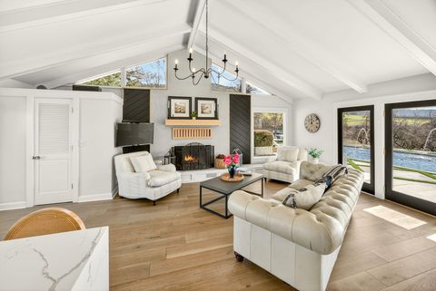 Tiny photo for 3320 N Foothill Road, Medford, OR 97504 (MLS # 220215142)