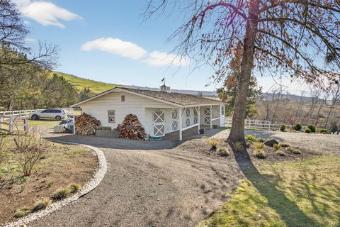Tiny photo for 3320 N Foothill Road, Medford, OR 97504 (MLS # 220215142)