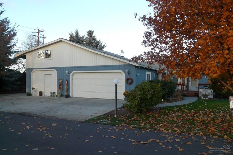 Buyer could not perform purchase so home is back on the market!! Beautifully appointed single family home in the Ni Lah Sha 55 & older park like community. Appliances have been updated in the last 5 yrs. Great kitchen with eating area adjoining to the sun room. Large Master with soaking bathtub & shower. Large & vaulted living room with skylights throughout home. Fenced lot with large inclosed shop off double car garage. Heat Pump with Central AC. Has front & back yard sprinklers, this home is ready for new owners. Call to set up your appointment today !!