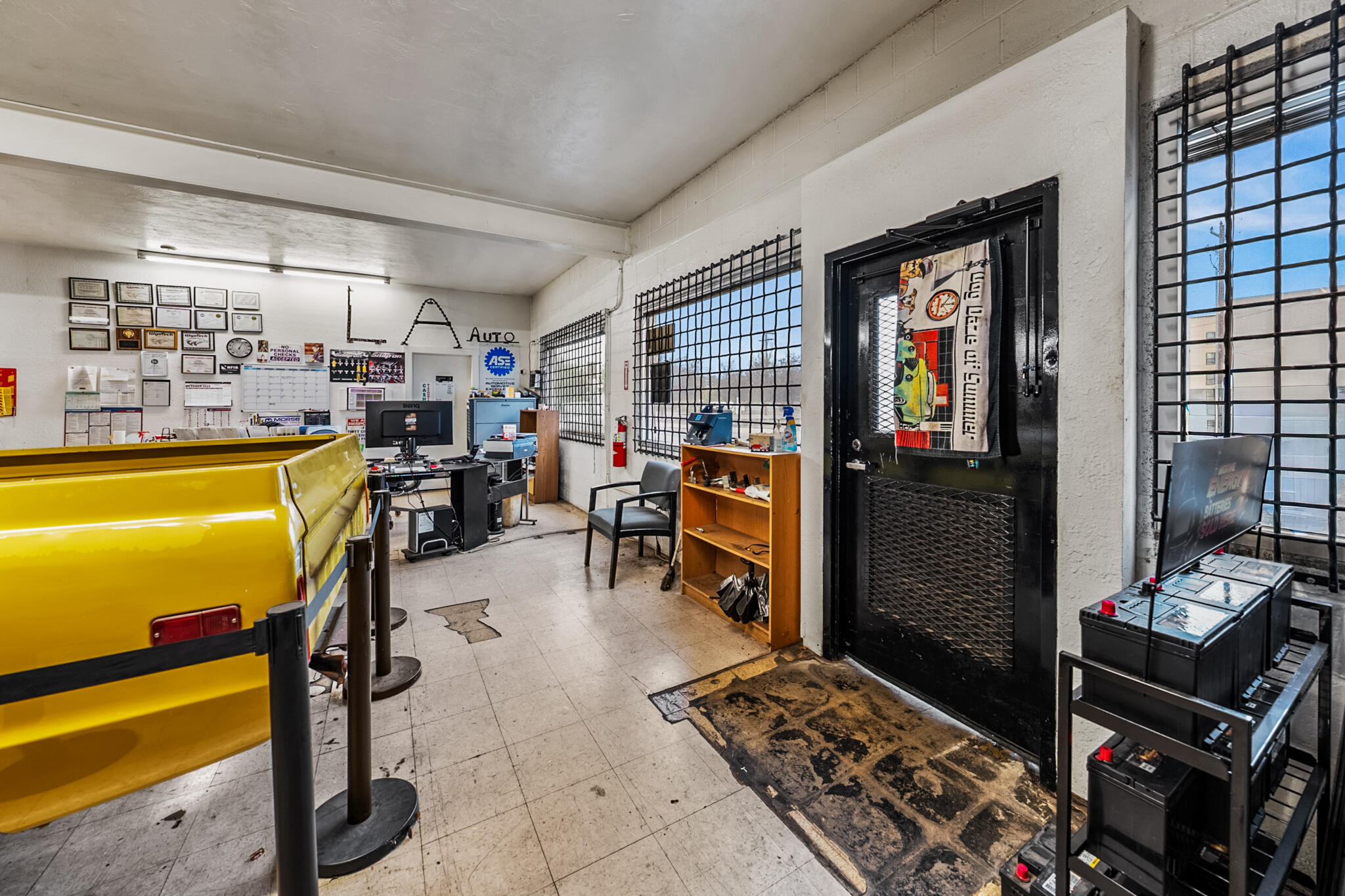 Main image without alt text