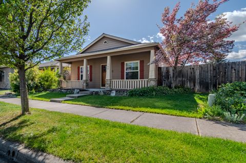 Photo of 708 Isherwood Drive, Central Point, OR 97502 (MLS # 220219498)