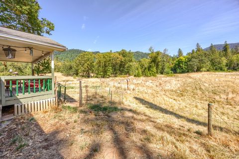 Tiny photo for 6534 Tunnel Loop Road, Grants Pass, OR 97526 (MLS # 220212517)