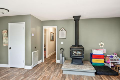 Tiny photo for 6534 Tunnel Loop Road, Grants Pass, OR 97526 (MLS # 220212517)