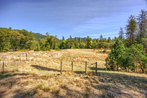 Tiny photo for 6534 Tunnel Loop Road, Grants Pass, OR 97526 (MLS # 220212517)