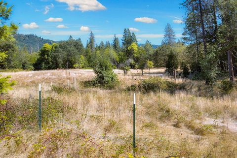 Tiny photo for 6534 Tunnel Loop Road, Grants Pass, OR 97526 (MLS # 220212517)