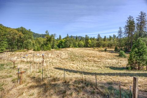 Tiny photo for 6534 Tunnel Loop Road, Grants Pass, OR 97526 (MLS # 220212517)