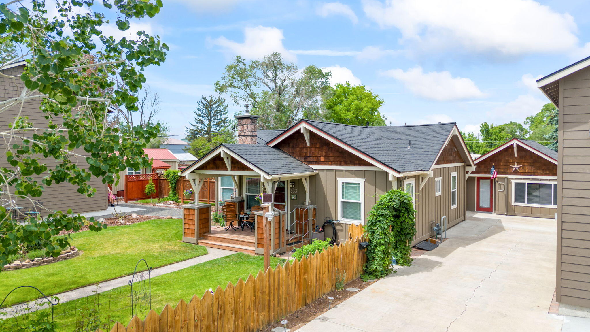 233 NW Cedar Avenue