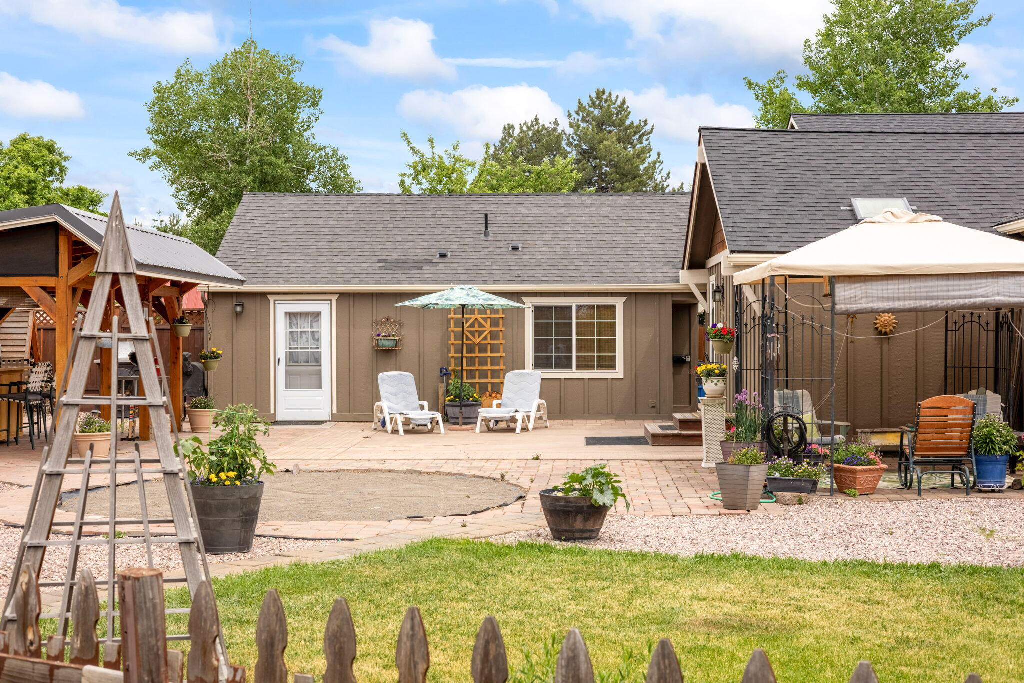 233 NW Cedar Avenue