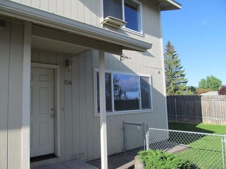 Wonderful Duplex in Great Area. Built for one unit to be occupied by owner. Both units in Great Condition. 3 Garages.