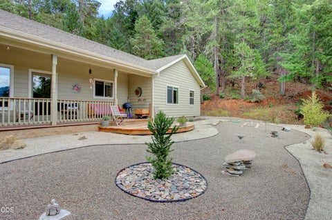 Photo of 665 Winona Road, Grants Pass, OR 97526 (MLS # 220228681)