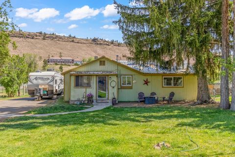 Photo of 2555 SE Paulina Highway, Prineville, OR 97754 (MLS # 220221626)