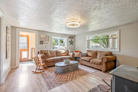 Tiny photo for 2555 SE Paulina Highway, Prineville, OR 97754 (MLS # 220221626)
