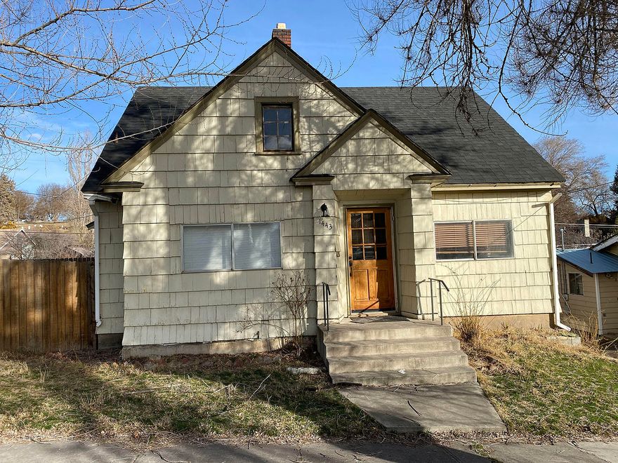 Lot of potential in this 3 bedroom 1 bath 1792 sq ft home. So many possibilities, this would be a great investment property to rent or rehab and flip. Home is close to schools and not far from the downtown area. Don't miss this one!
