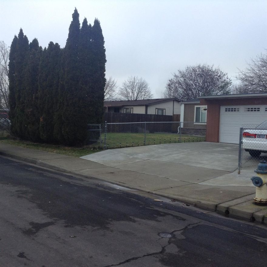 Beautiful 3bed/2bath, double-wide manufactured home on a .14 acre lot! Home has roof and A/C unit that are both roughly 7 yrs old. Split floor plan with an extra-large master bedroom,skylight in kitchen, and interior laundry room.