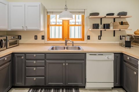 Tiny photo for 335 S Cottonwood Street, Sisters, OR 97759 (MLS # 220215710)