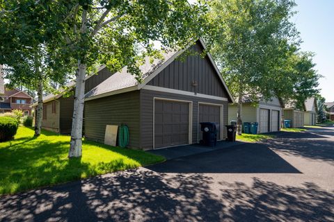 Tiny photo for 335 S Cottonwood Street, Sisters, OR 97759 (MLS # 220215710)