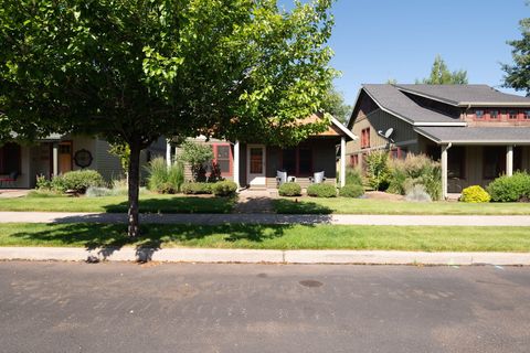 Photo of 335 S Cottonwood Street, Sisters, OR 97759 (MLS # 220215710)