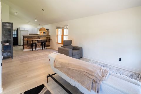 Tiny photo for 335 S Cottonwood Street, Sisters, OR 97759 (MLS # 220215710)