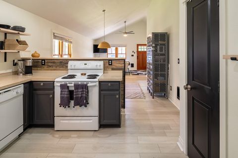 Tiny photo for 335 S Cottonwood Street, Sisters, OR 97759 (MLS # 220215710)