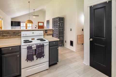 Tiny photo for 335 S Cottonwood Street, Sisters, OR 97759 (MLS # 220215710)