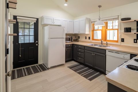 Tiny photo for 335 S Cottonwood Street, Sisters, OR 97759 (MLS # 220215710)