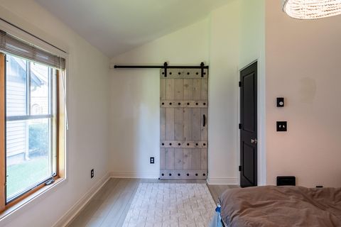 Tiny photo for 335 S Cottonwood Street, Sisters, OR 97759 (MLS # 220215710)